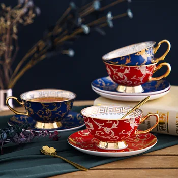 Angleški popoldanski čaj majhne razkošno palačo porcelana skodelico kave in krožnik nastavite lepe gospodinjski rdeča